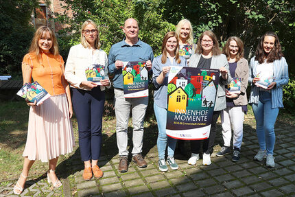 Organisatoren und Partner der Innenhof-Momente - Sara Linke (Studio 1912 GmbH), Kathrin Meyer (Kulturamt), Daniel Jakob (Priesterhäuser), Jasmin Schwarz (polar 1), Dr. Bianca Dommes (Kulturamt), Michelle Keil (FIRSTinn Zwickau), Christine Schmidle (Puppentheater Zwickau), Rahel Woogk (Lichthaus Zwickau e.V.) (v.l.n.r.)