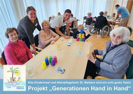 am Tisch im Vordergrund stehende Personen v.l.: Karolin Pirwitz (stellvertretende Geschäftsführerin Caritasverband Dekanat Zwickau e.V., Heimleitung Altenpflegeheim St. Barbara) und Tobias Kraska, Leiter Integrative Kindertageseinrichtung „Kinderinsel“)