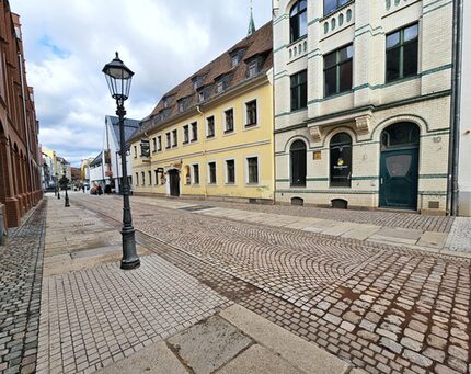 Historische Altstadtleuchten und große Granitplatten wurden wiederverwendet