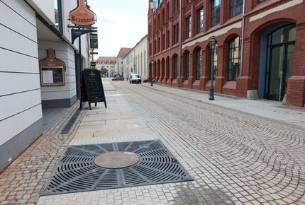 Im Vordergrund vorbereitete Pflanzgrube für Baumpflanzung