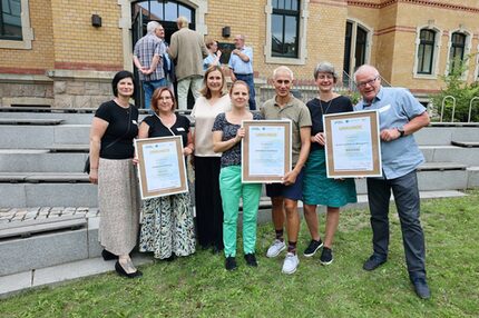 Auszeichnung der 3 besten Zwickau STADTRADELN-Teams im Rahmen des Sommerempfangs der Oberbürgermeisterin im August: Im Bild v.l.n.r.: Team „Heimatverein Schlunzig“ (vertreten durch Nicole Seidel und Tanja Kühnert), Oberbürgermeisterin Constance Arndt, Team „Schnittlauch war gestern“ (vertreten durch Margit Dölle und Rajko Seifert), Team „Kirchen und Diakonie Westsachsen“ (vertreten durch Cornelia Schürer und Joachim Bobber