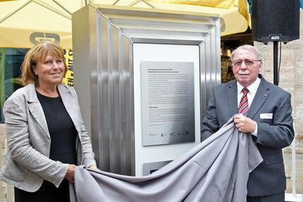 Dr. Pia Findeiß Rainer Eichhorn: Die beiden früheren Zwickauer Oberbürgermeister Dr. Pia Findeiß und Rainer Eichhorn bei der Enthüllung einer Tafel, die künftig im historischen Sturtzkopf-Treppenhaus platziert wird.