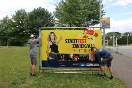 Jermain Jonas Hennig (links) und Lorenzo Neef, Mitarbeiter der Firma Comedia Concept Zwickau GmbH & Co. KG am Standort Wildenfelser Straße/Muldestraße