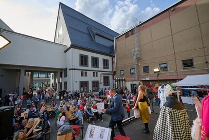 Im Innenhof von Theater und Puppentheater