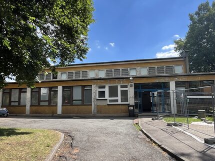 Sporthalle von vorne