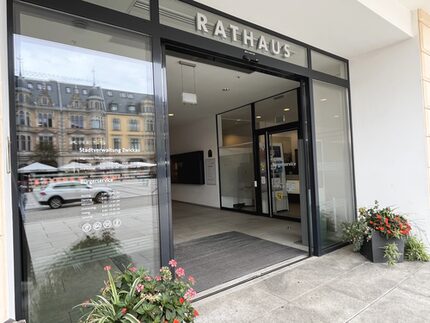 Eingang Rathaus und Bürgerservice