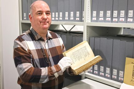 Benny Dressel mit einem der Hans-Sachs-Bände