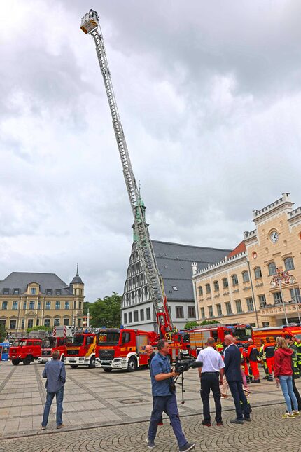 DLK vor Gewandhaus und Rathaus