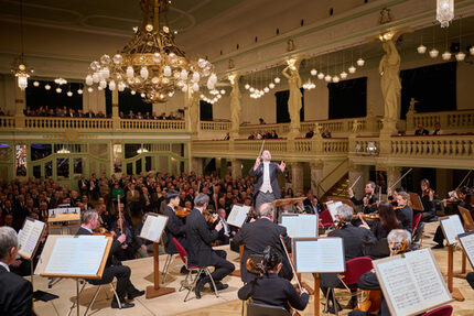 Musikalisch gestaltet wurde die festliche Veranstaltung durch die Clara-Schumann-Philharmoniker des Theaters Plauen-Zwickau unter der Leitung von GMD Leo Siberski.