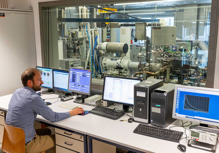 Blick auf einen Motorenprüfstand an der Fakultät Kraftfahrzeugtechnik der WHZ