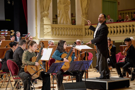 Musikalisch gestaltet wurde die festliche Veranstaltung durch die Clara-Schumann-Philharmoniker des Theaters Plauen-Zwickau unter der Leitung von GMD Leo Siberski.