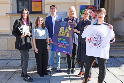 v.l.n.r.: Lisa Schreiber (Kulturamt), Sophie Beetz (Zwickauer Energieversorgung GmbH), Julius Gerisch (KMS Krauß | Partnerschaft mbB), Dr. Bianca Dommes (Leiterin Kulturamt), Fanny Stoye (Leiterin KUNSTSAMMLUNGEN ZWICKAU), Anne Krzyminiewski (Museumspädagogin KUNSTSAMMLUNGEN ZWICKAU).