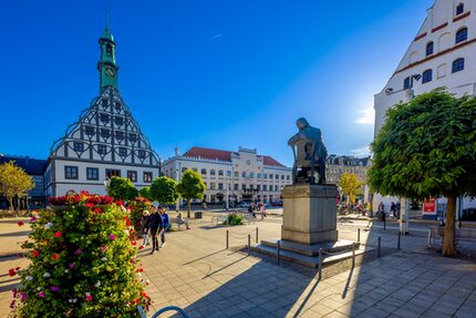 Robert Schumann Denkmal mit Gewandhaus und Rathaus