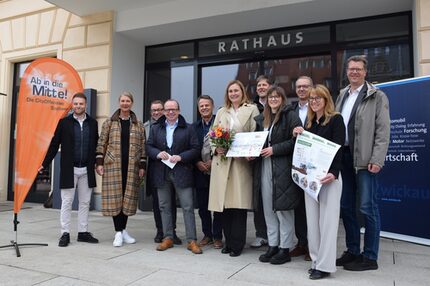 Gruppenbild zur Scheckübergabe