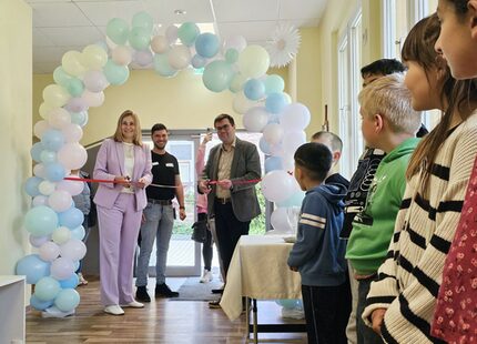 Am Dienstag wurden die neuen Horträume offiziell übergeben“, v.l.: Constance Arndt (Oberbürgermeisterin Stadt Zwickau), Tobias Kraska (Leiter der Kita Kinderinsel mit Hort) und Marcel Kruppa (Leiter des Amtes für Familie, Schule und Soziales)