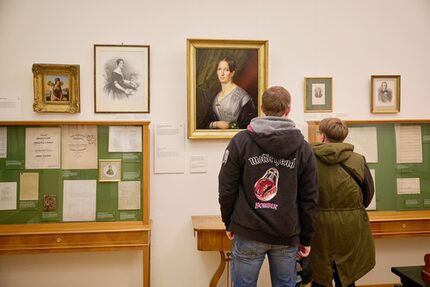 Jugendliche vor dem Clara-Porträt im Robert-Schuamnn-Haus