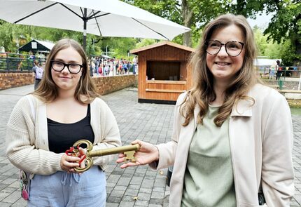 Symbolische Schlüsselübergabe