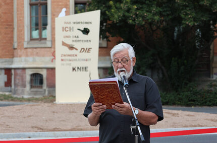 Heinrich Schulze während der Einweihung der Stele
