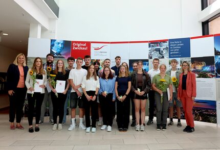 Oberbürgermeisterin Constance Arndt (ganz links) und Katrin Kronmüller aus dem Personal- und Hauptamt, zuständig für die Ausbildung in der Stadtverwaltung (ganz rechts) mit den Absolventen und neuen Auszubildenden der Stadtverwaltung Zwickau.