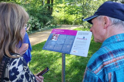 Die Tafel befindet sich im historischen Rosengarten des Schwaneteichparks