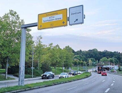 Verkehrszeichenbrücke auf der B93