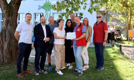 Die Unterstützer des Projektes mit Vertretern der Kita. Auf dem Bild zu sehen von rechts nach links: Dr. Andreas Schulz (Zahnarzt), Lutz Leipold (Geschäftsführer Leipold GmbH & Co. KG), Bernd Flemming (Geschäftsführer FLEMMING Party & Event), Sarah Bettenwoorth (Leiterin), Carina Höhne und David Wagner (Vertreter der Elternschaft), Jörg Richter (Belegschaft VW), Katja Rösler (Team der Kita) sowie Lutz Brunner (Vorsitzender des SV Planitz).
