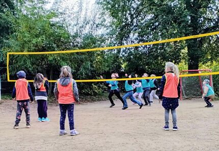 Die Kita Anne Frank weihte ihre neue Volleyballanlage ein