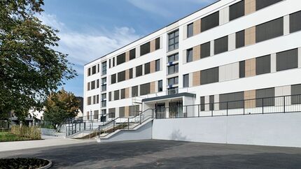 Fassade des Schulgebäudes nach der Sanierung