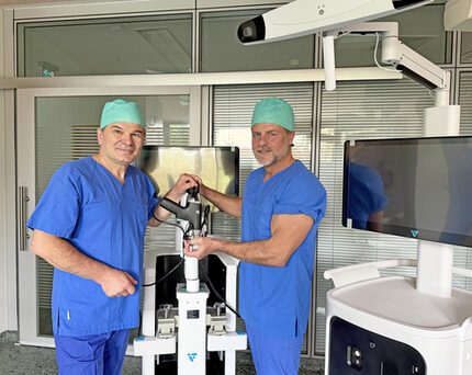 Dr. med. Marintschev (ChA Unfallchirurgie) und Prof. Dr. med. Röhner (ChA Orthopädie) freuen sich über die robotische OP-Assistenz bei Knie-Endoprothesen.