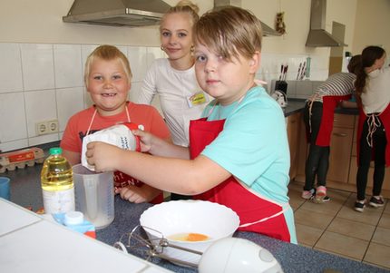 Darius und Domenik mit Patin Marlen beim Backen