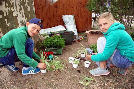 Timon und Lea in der Gärtnerei