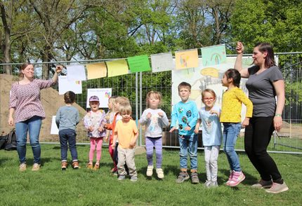 Kinder präsentieren ihre Spielplatzgestaltungen