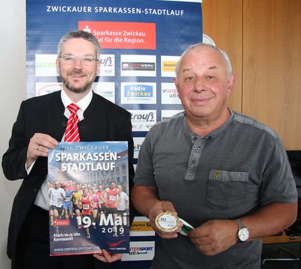 Felix Angermann, Vorstandsvorsitzender der Sparkasse Zwickau und Dietmar Hallbauer, Veranstaltungsleiter und Vorsitzender des SV Vorwärts Zwickau