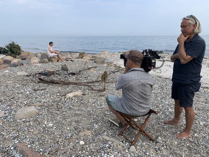 Regisseur Wilfried Hauke und Kameramann Boris Mahlau drehen Pechstein (Nickel Bösenberg) am Strand von Nidden