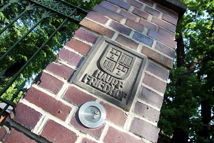 Eingangsschild des Hauptfriedhofes