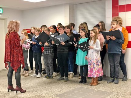 Schüler gestalteten das Programm zur feierlichen Übergabe