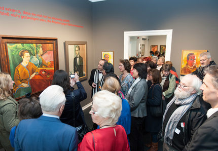 Besucher vor Kunstwerken in den Kunstsammlungen Zwickau