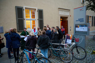 Eine Gruppe von Besuchern versammelt sich vor dem Robert-Schumann-Haus in Zwickau zu einer Führung während der Museumsnacht.