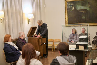 Der Museumsführer des Robert-Schumann-Hauses erklärt Besuchern die Funktionsweise eines historischen Tasteninstruments.
