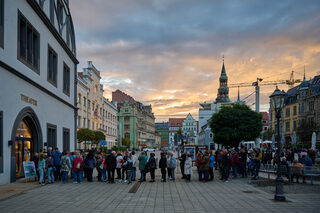 Zahlreiche Besucher stehen am Abend vor dem Theater in der Zwickauer Innenstadt.